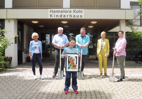 Freuen sich über den Startschuss des Spendenprojektes: v.l. Cornelia Wegener-Schmidt, Leiterin des Schulkindergartens der Wilhelm-Bläsig-Schule im Hegau-Jugendwerk, Heinz Brennenstuhl, 1. Vorsitzender des Fördervereins, Timur-Harald und Sven Zylla, Enkel und Sohn von Urte Zylla sowie aus dem Hegau-Jugendwerk die Stellvertretende Geschäftsführung und Verwaltungsdirektorin, Barbara Martetschläger sowie die Ärztliche Direktorin und Chefärztin Neurologie, Dr. med. Corina Kiesewalter. Bild: Kranz